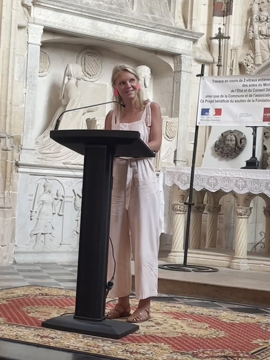 MargauxDeletre's tweet photo. Inauguration et bénédiction des 2 nouveaux vitraux de l’église de #Folleville, classée aux #MonumentsHistoriques et Patrimoine mondial de l’#Unesco. Une réalisation dont la technique est restée quasi inchangée depuis le Moyen-Âge, un savoir-faire perpétué par l’atelier Courageux. https://t.co/aZcRksveyQ