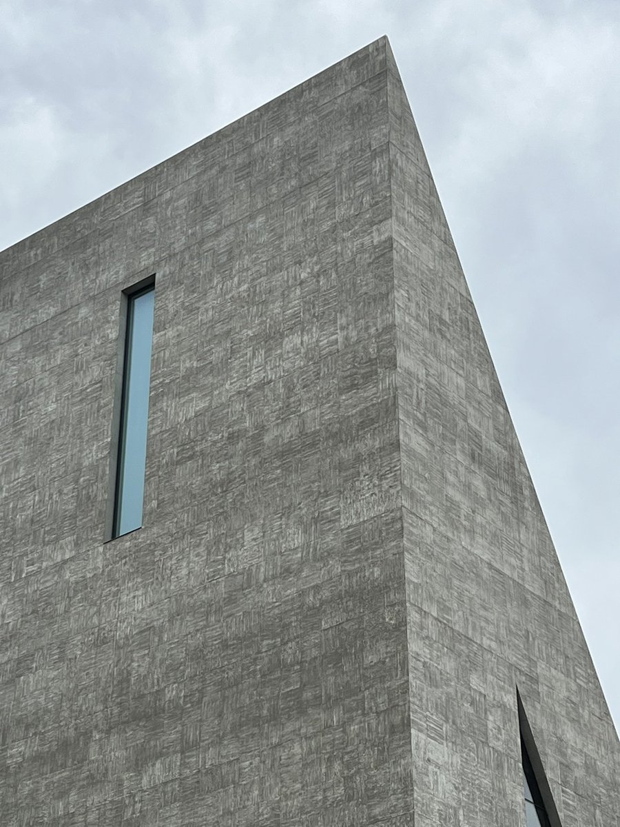 mmitsuii's tweet photo. H&amp;deMの「SongEun Art and Cultural Foundation」。宗教施設のような存在感。打ち継ぎ目地も誘発目地も一切なく、そのことが帯びる狂気やスケール感がそう感じさせるのかも。 https://t.co/A3p3ACMBQd