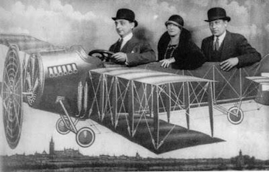 MAEGHTYoyo's tweet photo. Heureusement les "grands" ne se prennent pas au sérieux, en témoigne cette photo de Jean Hugo, Valentine Hugo et Paul Morand, circa 1921.
A méditer, non ?
.
#hugo #jeanhugo #valentinehugo #PaulMorand #morand #avion #vogue #attraction #artistes #humour https://t.co/MSCKw6NXcp