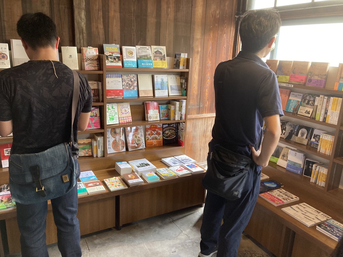 michikusabooks's tweet photo. 昨日オープンされた沼津のRIVER BOOKSさんへ。その名の通りすぐ近くには狩野川が流れています。
今日はビールが飲めるクラフトイベント  をやっています。新しく本屋が生まれるのは嬉しいことです。
#Riverbooks  #沼津 https://t.co/uBUIrwKEnf