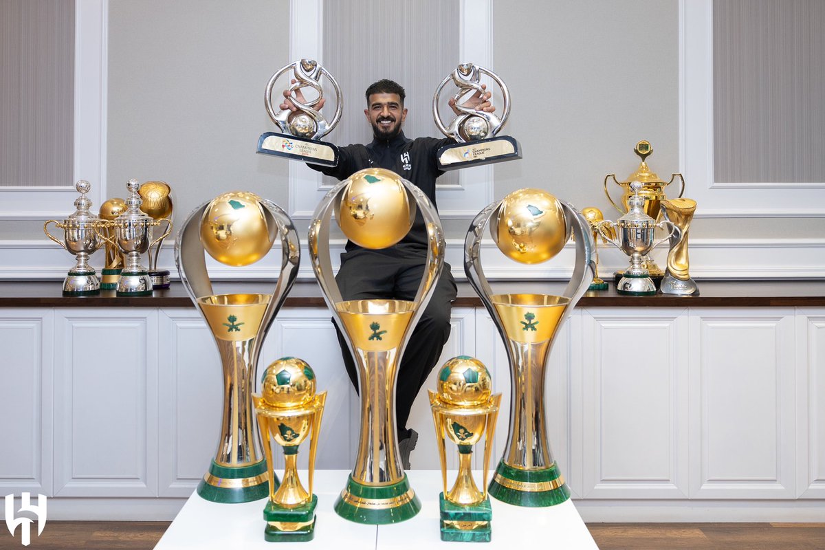 اعظم مسيرة ممكن يتمناها اي لاعب مع نادي عاشها المعيوف مع الهلال .. اعطى الهلال جهد وتعب واعطاه الهلال بطولات وشعبية وحب جماهيري يحلم فيه اي لاعب .. تمنيت يتعزل بالهلال لكن هذا حال الكورة ومن حقه يبحث عن مصلحته لكن بيبقى صاحب المعروف بقلوبنا 💙