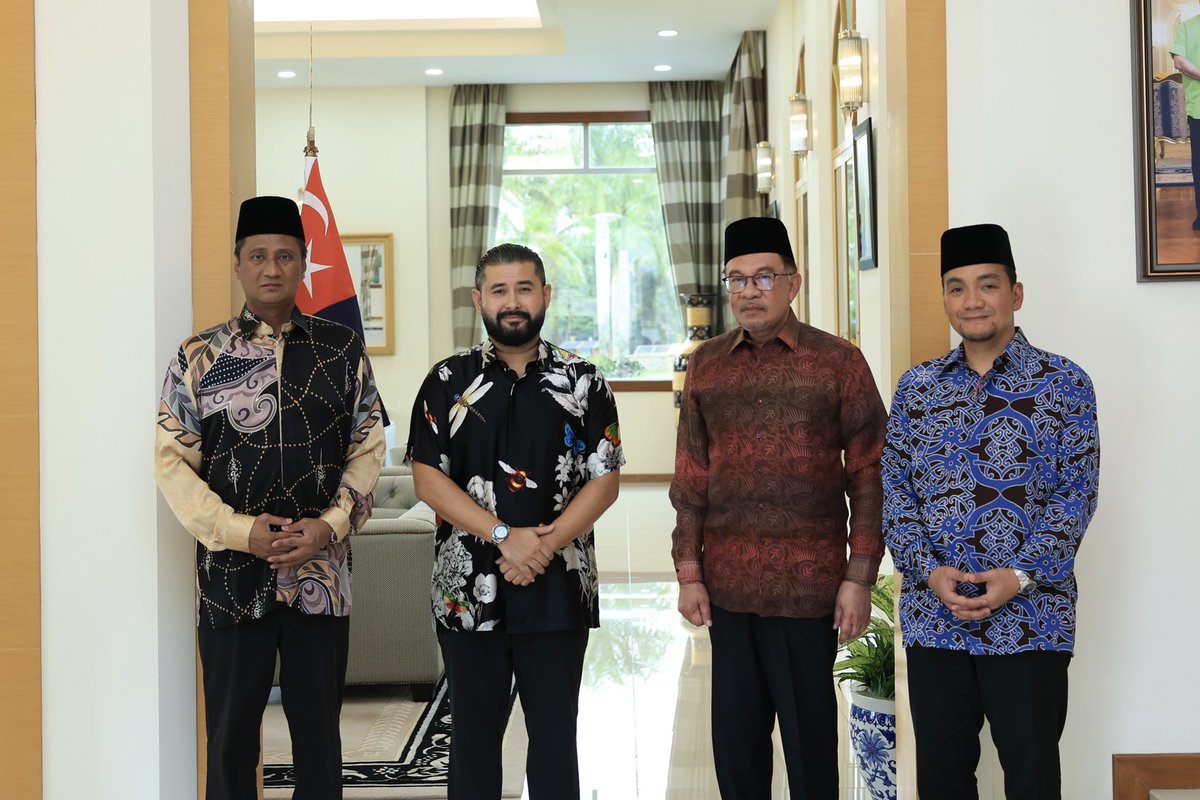 anwaribrahim's tweet image. Menjunjung kasih Sultan Johor, DYMM Sultan Ibrahim Ibni Almarhum Sultan Iskandar atas perkenan menerima patik menghadap hari ini di Istana Bukit Pelangi, Johor Bahru.

Berangkat sama, Tunku Mahkota Johor, DYAM Mejar Jeneral Tunku Ismail Ibni Sultan Ibrahim.

Turut hadir, Menteri…