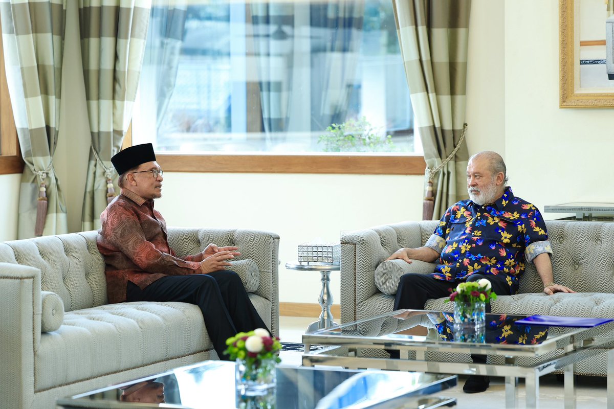 anwaribrahim's tweet image. Menjunjung kasih Sultan Johor, DYMM Sultan Ibrahim Ibni Almarhum Sultan Iskandar atas perkenan menerima patik menghadap hari ini di Istana Bukit Pelangi, Johor Bahru.

Berangkat sama, Tunku Mahkota Johor, DYAM Mejar Jeneral Tunku Ismail Ibni Sultan Ibrahim.

Turut hadir, Menteri…