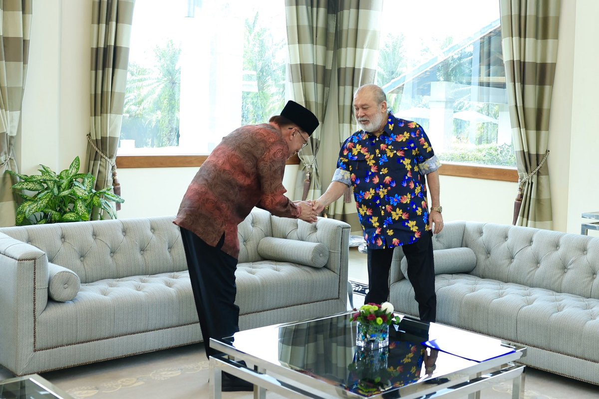 anwaribrahim's tweet image. Menjunjung kasih Sultan Johor, DYMM Sultan Ibrahim Ibni Almarhum Sultan Iskandar atas perkenan menerima patik menghadap hari ini di Istana Bukit Pelangi, Johor Bahru.

Berangkat sama, Tunku Mahkota Johor, DYAM Mejar Jeneral Tunku Ismail Ibni Sultan Ibrahim.

Turut hadir, Menteri…