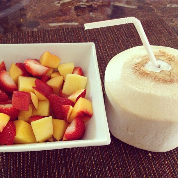 throwbacksofag's tweet image. ariana grande via instagram post 11 years ago today with "Strawberries, mangos, nectarines and coconut juice #heaven #yumm &amp;amp; Bye bye dark hair... Going back to Cat's hair color today for some promos and then the pilot! So excited! 💇💆❤"(4th september 2012)