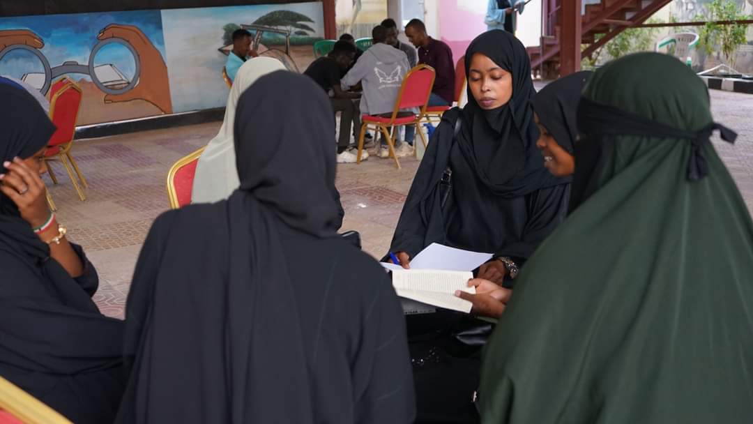 hibf's tweet image. An inspiring evening at Hargeysa Cultural Center as we delved deep into the thought-provoking pages of LOOYAAN. Here are some enchanting snapshots from last Thursday's collective reading session. Stay tuned for more literary adventures!  #LOOYAAN #BookReading #HargeysaCC