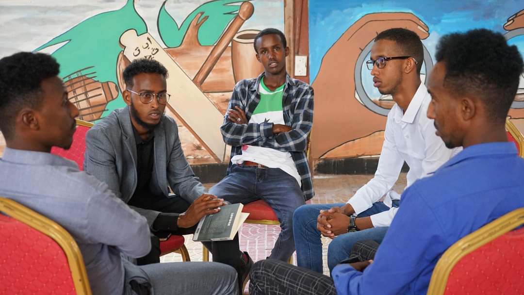 hibf's tweet image. An inspiring evening at Hargeysa Cultural Center as we delved deep into the thought-provoking pages of LOOYAAN. Here are some enchanting snapshots from last Thursday's collective reading session. Stay tuned for more literary adventures!  #LOOYAAN #BookReading #HargeysaCC
