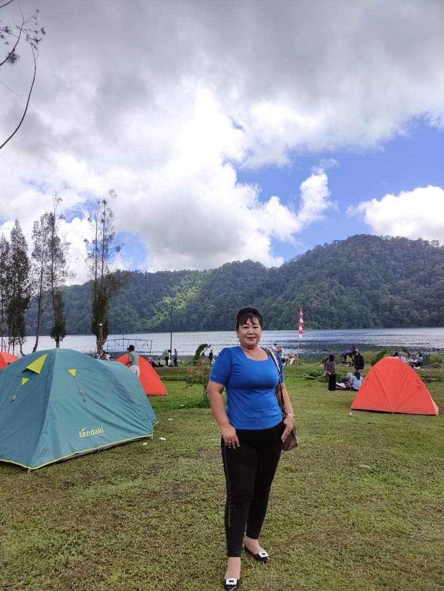 model_cabul's tweet photo. Enaknya kalau camping di tepi danau begini berdua sama kamu say. https://t.co/bo301XUKgb