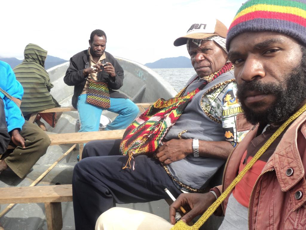 MogopiaD's tweet photo. Foto bersama Ayah almarhum Yafeth Pigome diatas jongsong danau Paniai https://t.co/TbY37HY2HK
