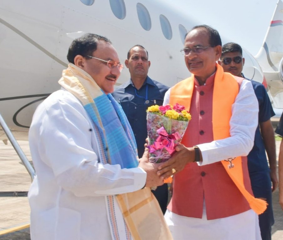ChouhanShivraj's tweet photo. भगवान श्री राम के आशीर्वाद से धन्य पावन धरा चित्रकूट में आगमन पर @BJP4India के राष्ट्रीय अध्यक्ष माननीय श्री @JPNadda जी का मध्यप्रदेश के समस्त नागरिकों और @BJP4MP के कर्मठ कार्यकर्ताओं की ओर से हृदय से स्वागत करता हूँ।

निश्चय ही आपके सानिध्य और मार्गदर्शन से हमें जनसेवा के लिए नव शक्ति एवं नई ऊर्जा प्राप्त होगी।