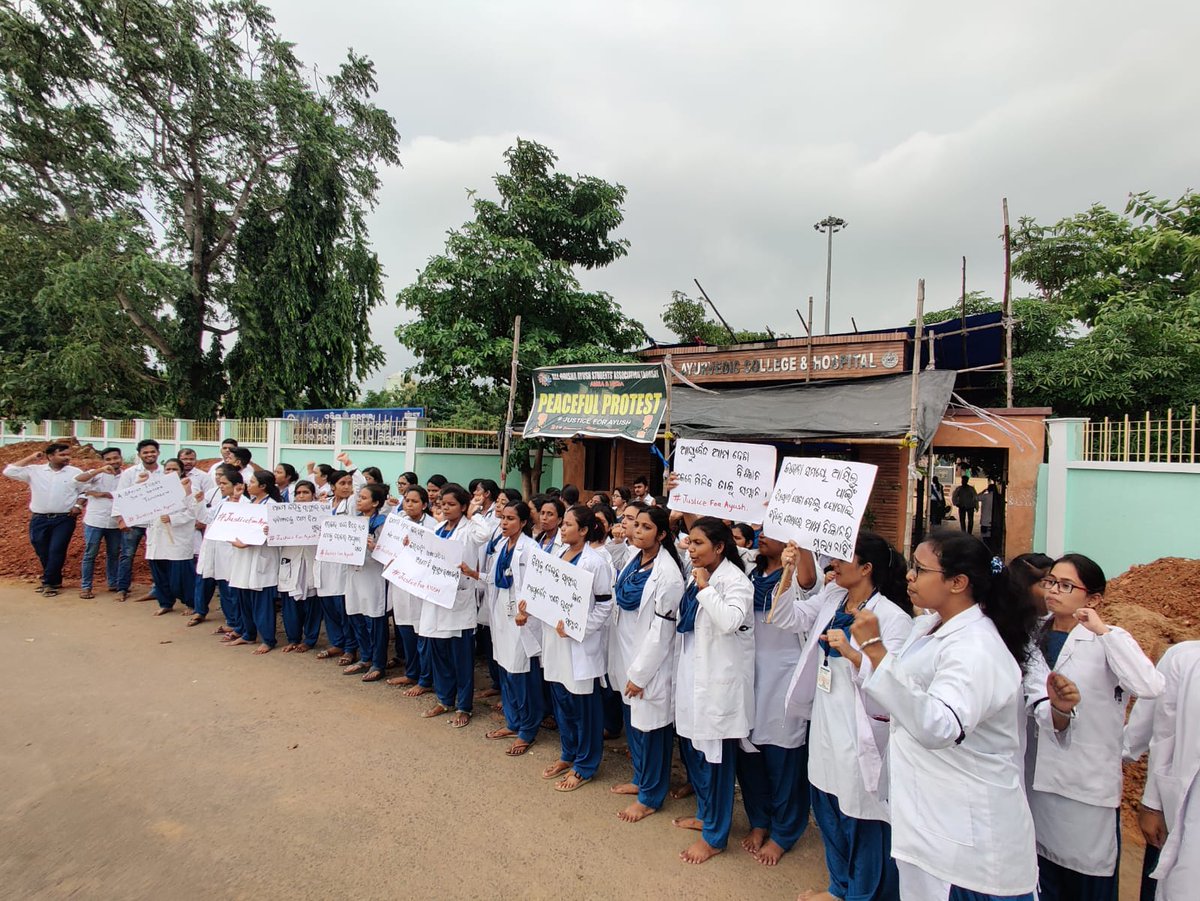 Ankitadash33's tweet photo. 🔴We won't be silent any more, discrimination against ayush docs need to be stop #JusticeForAyush 
🔥Ayush practitioner  are dedicated to healing..let's give them the recognition they deserve
@Naveen_Odisha @PIBBhubaneswar @MoSarkar5T @CMO_Odisha @HFWOdisha 
#JusticeForAyush https://t.co/PX1yhVH0Wz