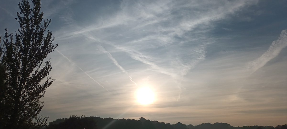 gspvfc's tweet image. Full of it this morning #contrails #Chemtrails #GeoEngineering #Staffordshire