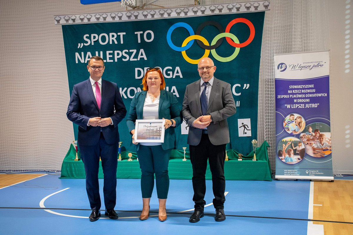 J_Szlachetka's tweet photo. Najstarsi mieszkańcy Drogini wyczekiwali 40 lat, aby zagrać lub poćwiczyć „u siebie” na sali gimnastycznej – dziś te marzenia się spełniają dla ich dzieci i wnuków 🤩 Nowa sala gimnastyczna oddana i poświęcona 🥳 Niech służy ⚽️🏐🏀⛹🏻♂️🤾🏻♂️ #RazemDlaMyślenic #PracujęDlaWs #RFIL https://t.co/VbIj57ovMj