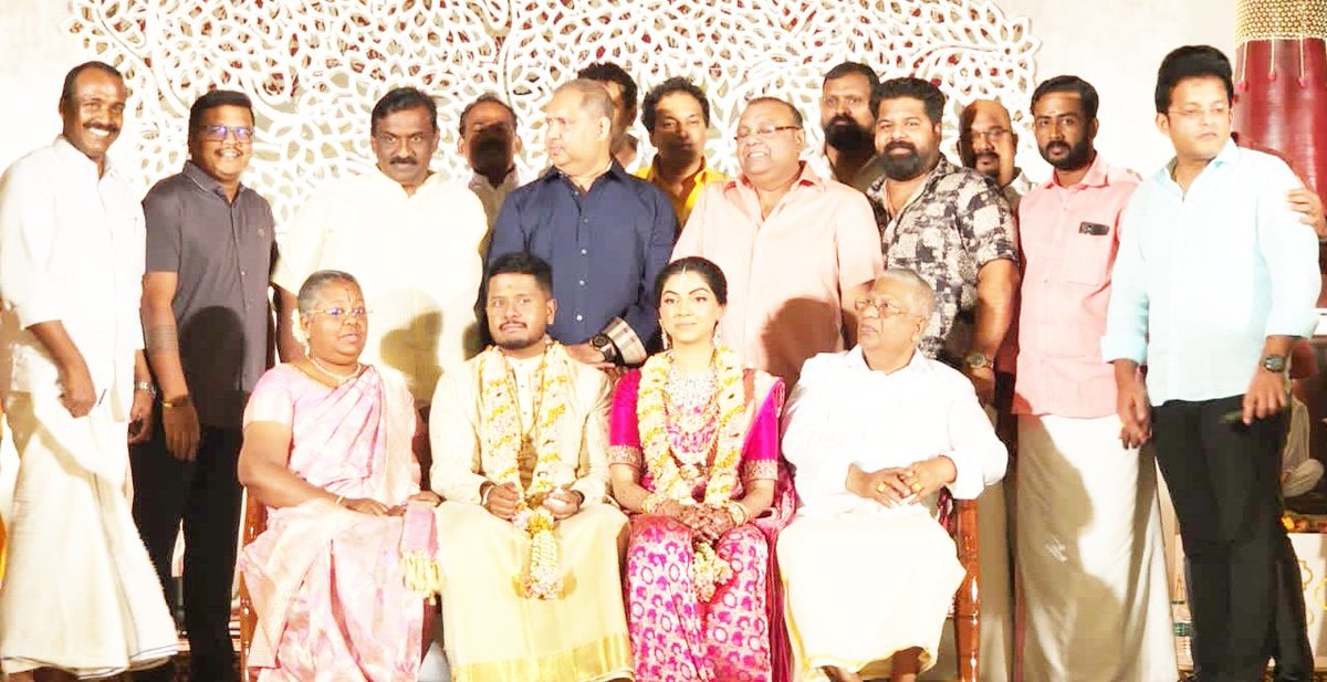 chinthuchandra8's tweet photo. പ്രിയ നേതാവ് തുഷാർജിയുടെ മകളുടെ വിവാഹത്തിന് പങ്കെടുത്തപ്പോൾ... https://t.co/CNxROx4XbW