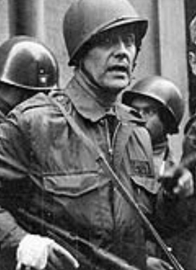 General del Ejercito de Chile Javier Palacios Ruhmann.

Asesino!