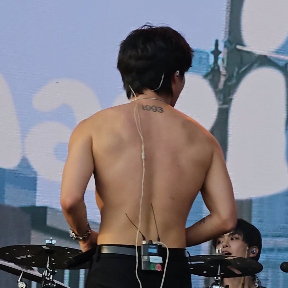 WOOSUNGlifeline's tweet photo. Im a woosung back enthusiast 🥰 like hows it so broad???? https://t.co/yIfiFBLROa