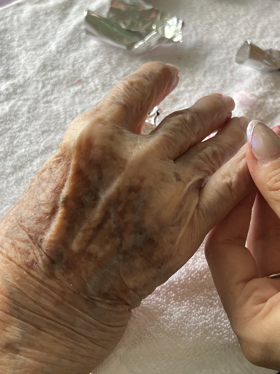 raulgtzoficial's tweet photo. Hoy les quiero contar que llegué a la casa de mi abuela, a ver; mi abuela tiene 93, casi 94 años, pero bueno si les contara es una monada, siempre que llego a Cuernavaca lo primero que hago es botar mis cosas y correr a saludarla! Y hoy cuál fue mi sorpresa jaja que le estaban haciendo sus uñas! 💅🏻 deberían de ver, el gusto que me dio verla tan feliz con la ilusión que le hace que le pinten sus uñitas, la felicidad y el placer que a sus 93 años le vayan a pintar sus uñas, como un detalle tan pequeño le puede cambiar el ánimo y alegrar la vida, mi viejita linda! 🙏🏻❤️✨ como la quiero!