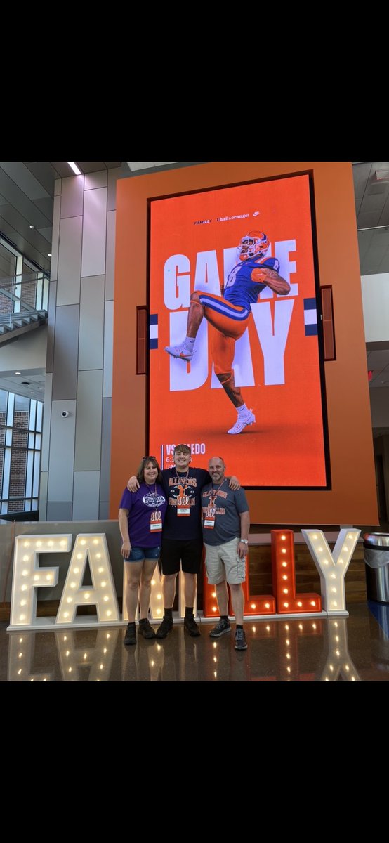 jacobbenson75's tweet photo. Had a great time and loved the culture at the @IlliniFootball game tonight! Thank you @coachPatRyan for the invite and @Coach_BMiller @BretBielema and the entire staff for the hospitality and for making it a great experience. Hope to be back on campus again soon! #ILL #famILLy https://t.co/jeFU9WrSFs