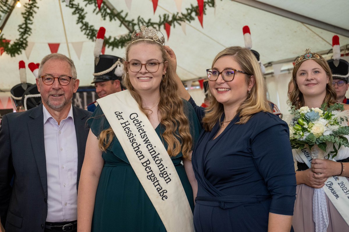 Boris_Rhein's tweet photo. Der #Weinbau ist ein wichtiger Teil der Bergsträßer Identität - und das #Winzerfest in #Bensheim ist ein jährliches Highlight für die Region und weit darüber hinaus. Als größtes südhessisches #Weinfest gehört es fest in den Kalender vieler Menschen. https://t.co/f3W6w5xz08