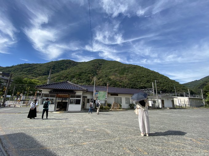 マジで何もない温泉街に来てる。。 何もやることなくて、、、やることなさすぎて、本当に酒飲んで語らうしかない。  最高だな。 https://t.co/a6fiEa945u