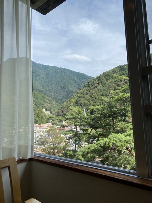 マジで何もない温泉街に来てる。。 何もやることなくて、、、やることなさすぎて、本当に酒飲んで語らうしかない。  最高だな。 https://t.co/a6fiEa945u