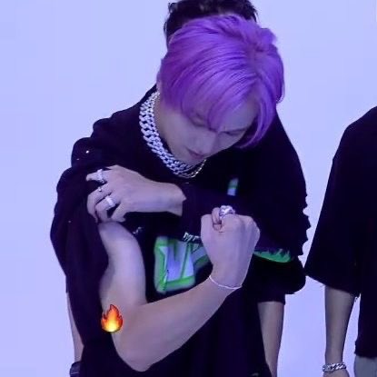 haechanunpad's tweet photo. then vs now HAECHAN WHAT THE HELL https://t.co/JnLutTo9F8