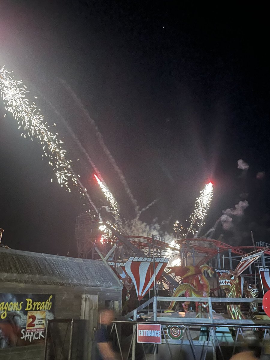 AmityAddz's tweet photo. fireworks and 9pm work finish 😋 https://t.co/8i8Gq0HEwE