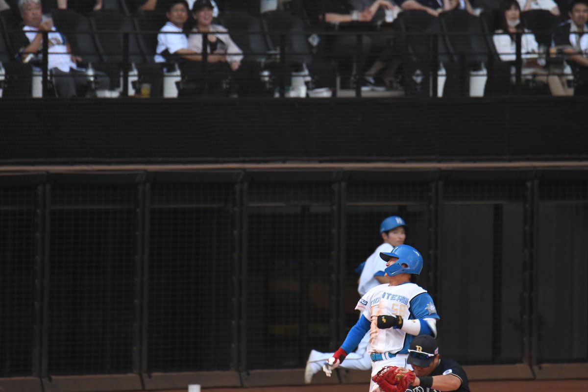 SUMINAFHERO61's tweet photo. #2023年9月2日
#loveFighters
#奈良間大己
#sec103
#2列目
隣のおじさん達が高校野球みたいだなと呟いていた奈良間選手です https://t.co/kCwXne1hCQ