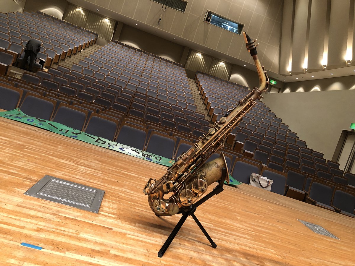 KunioOzeki's tweet photo. [続→] 舞台に上がり楽器を構えている生徒たちから物凄い緊張が伝わってきて自分も妙に緊張した！w

なおライブは #ELSWING の真骨頂でもある『難しいと思われがちな #ジャズ #ラテン を分かりやすく』が伝わり手拍子等で大盛り上がり！音楽やってる子達だけあって #クラーベ もお見事！楽しかった〜♪ https://t.co/AG9No9bjPt