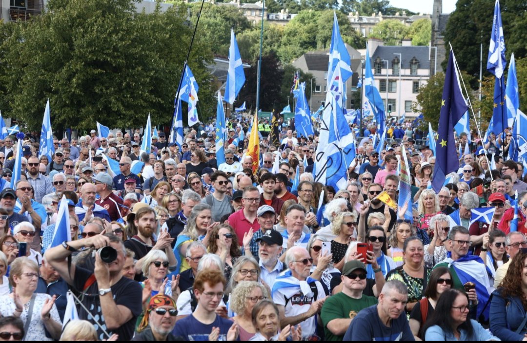 Gasteiztar1's tweet photo. Milaka lagun bildu ziren atzo Edinburgon Eskoziaren independentziaren alde π΄σ §σ ’σ ³σ £σ ΄σ Ώ #indyref2 #BelieveInScotland #Yes2EU https://t.co/pSCz6x4q4c