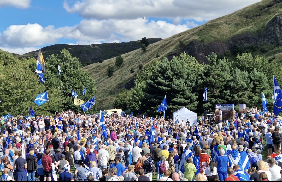 Gasteiztar1's tweet photo. Milaka lagun bildu ziren atzo Edinburgon Eskoziaren independentziaren alde π΄σ §σ ’σ ³σ £σ ΄σ Ώ #indyref2 #BelieveInScotland #Yes2EU https://t.co/pSCz6x4q4c