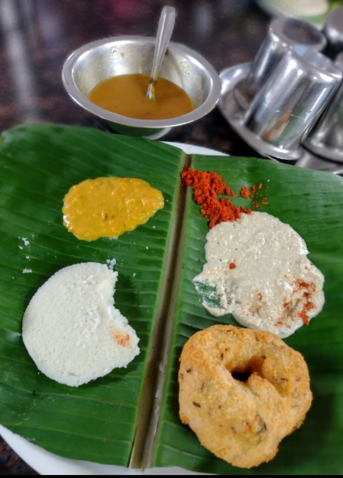 Starting my day with a plate of idly-wada: where soft meets crunchy in a delicious breakfast dance! 😋 ..costed 35/- INR 
 #Foodie #BreakfastGoals
#foodiebeauty #bananaleaf