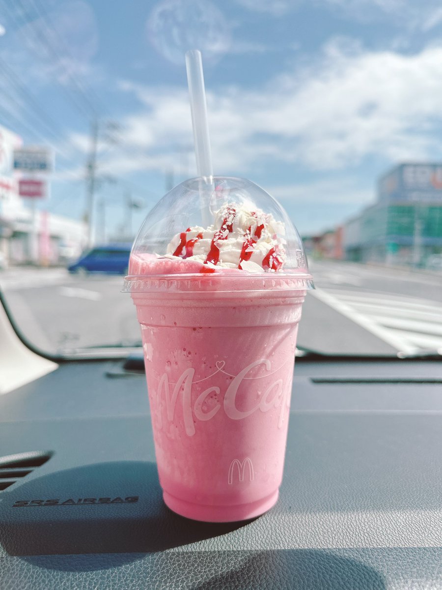 manne_033's tweet photo. white chocolate 
strawberry frappucino. 🍓🍫 https://t.co/55MQCbEO6i