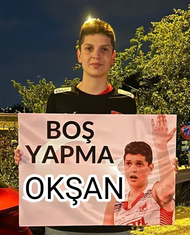 AvAliDvrmAn's tweet photo. BOŞ YAPMA TROL

Mesele ne Ebrarın twiti ne de #Lezbiyen'lik. Asıl amaç Başarılı Atatürk Kızlarının yetişen genç nesile örnek olmasını engellemek

Okşan Melih başta olmak üzere ne kadar geri zekalı varsa "Mal bulmuş mağribi gibi" üstüne atladığı Mesele şu:

#FileninSultanları'nın başarılı oyuncusu Ebrar Karakurt finale çıkmanın coşkusuyla bir twit atıyor "Savaşa savaşa kazanıyoruz"

Ebrarın twitine Abdülhamid Denge isimli bir paçoz yorum yapıyor "Müslüman Türk Milleti olarak sana tahammül etmeye devam ediyoruz"

Ebrar da kapağı geçiriyor
"Boş yapma Abdülhamid"

Burada adı geçen Abdülhamid Sultan Abdülhamid değil sıradan bir vatandaş
ve bu çakal troller bunu çok iyi biliyor