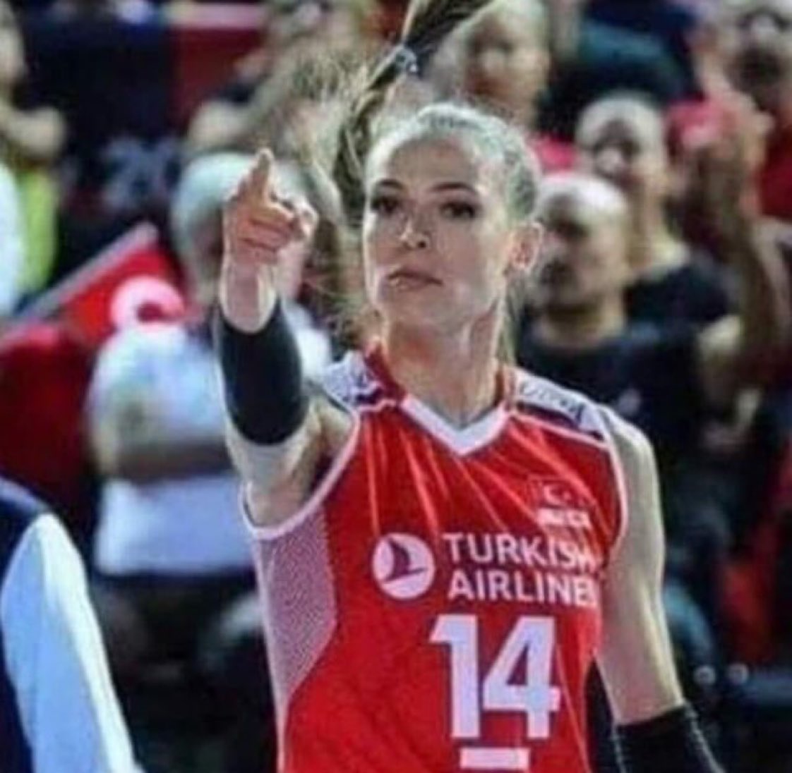 Filenin Sultanları'nın kaptanı Eda Erdem yobazların saldırılarına harika bir yanıt vermiş: "Madalyamız Ulu Önder Mustafa Kemal Atatürk'ün ´Ey kahraman Türk kadını! Sen yerde sürünmeye değil, omuzlar üzerinde göklere yükselmeye layıksın’ dediği Türk kadınlarına armağan olsun.”👏