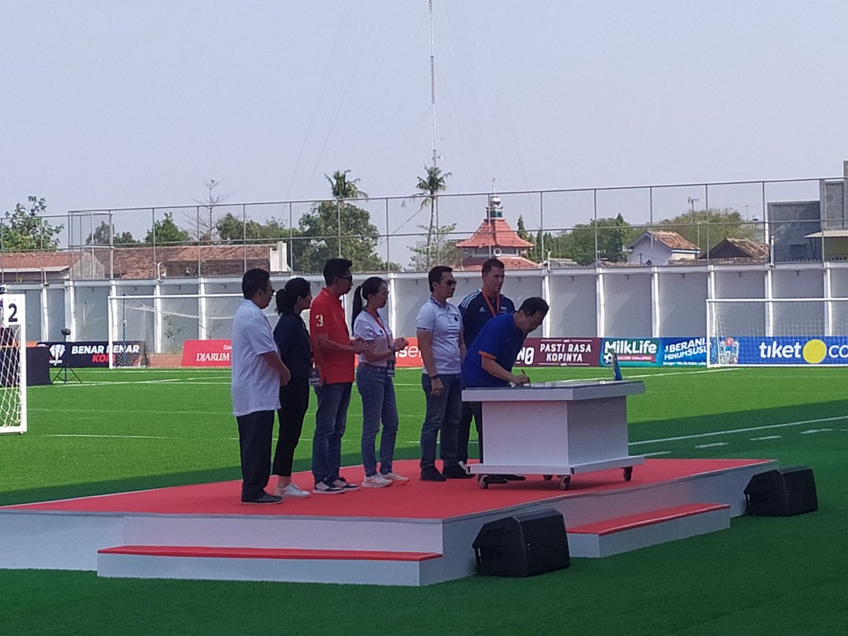 ainurohman's tweet photo. Pada 1969, Djarum fokus melakukan pengembangan dan pembibitan atlet bulu tangkis dgn mendirikan PB Djarum.

Hari ini, Djarum mulai berkomitmen ikut mengelola sepak bola putri via peresmian SupperSoccer Arena di Kudus. Tujuan besarnya: membantu tim putri Indonesia ke Piala Dunia. https://t.co/t94R8UEWZZ