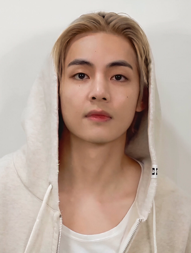AboutMusicYT's tweet photo. Taehyung of BTS looks amazing for NPOP. https://t.co/U7Pd4SNV3G