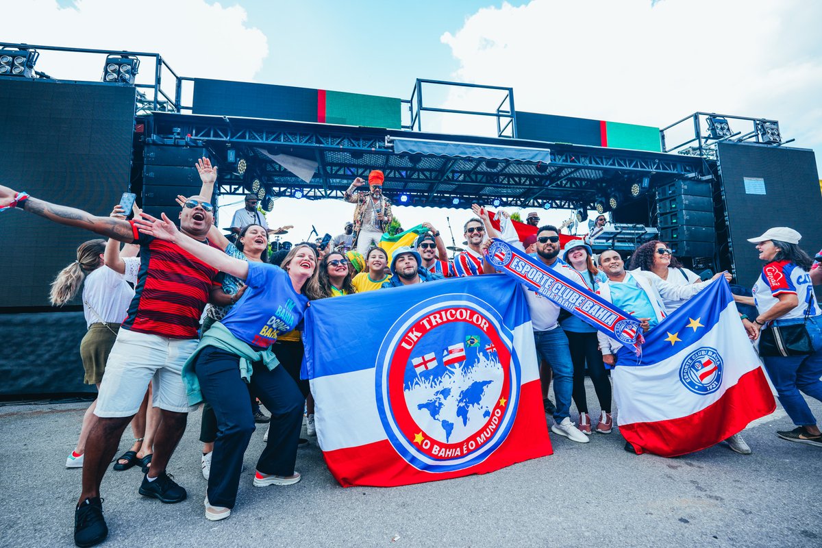 ManCity's tweet photo. Amazing celebrations for Bahia in Manchester! 😍🇧🇷 https://t.co/Qh3wiNhFax