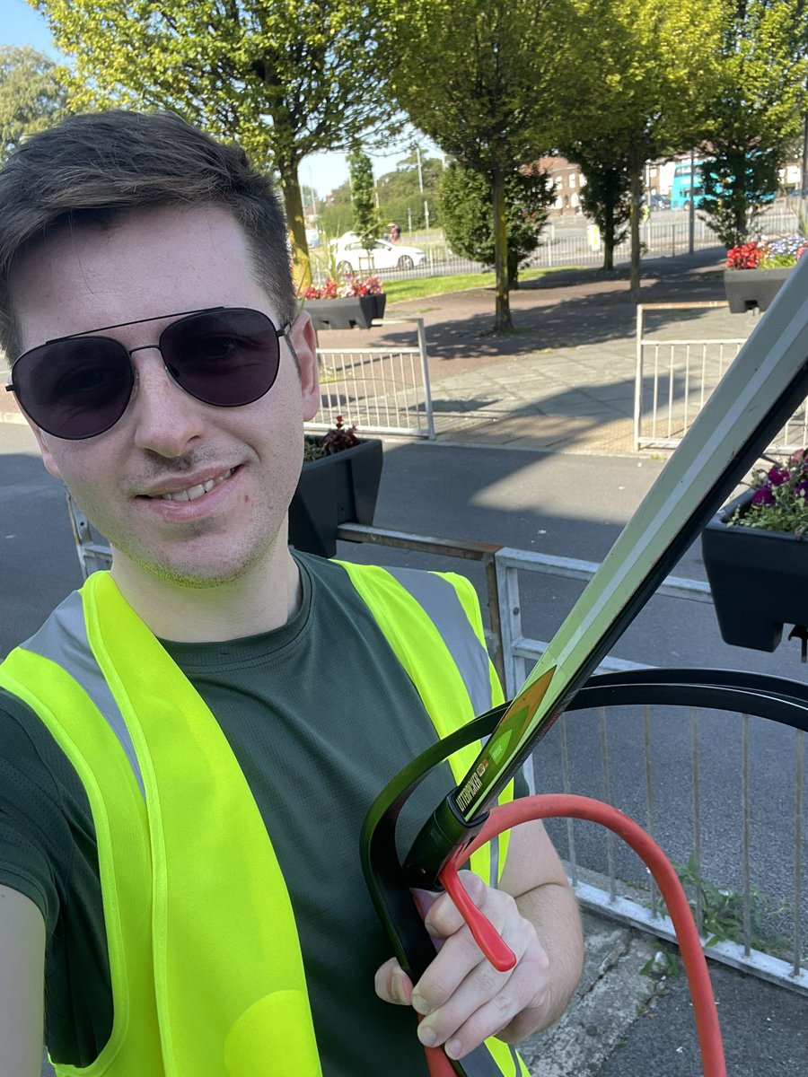 harrydoyle96's tweet photo. Nice little hour spent cleaning up around Dovecot Parade and the Lunsford Road area 🚮 #MakeDovecotCleanAgain https://t.co/xSiKjmHX1c