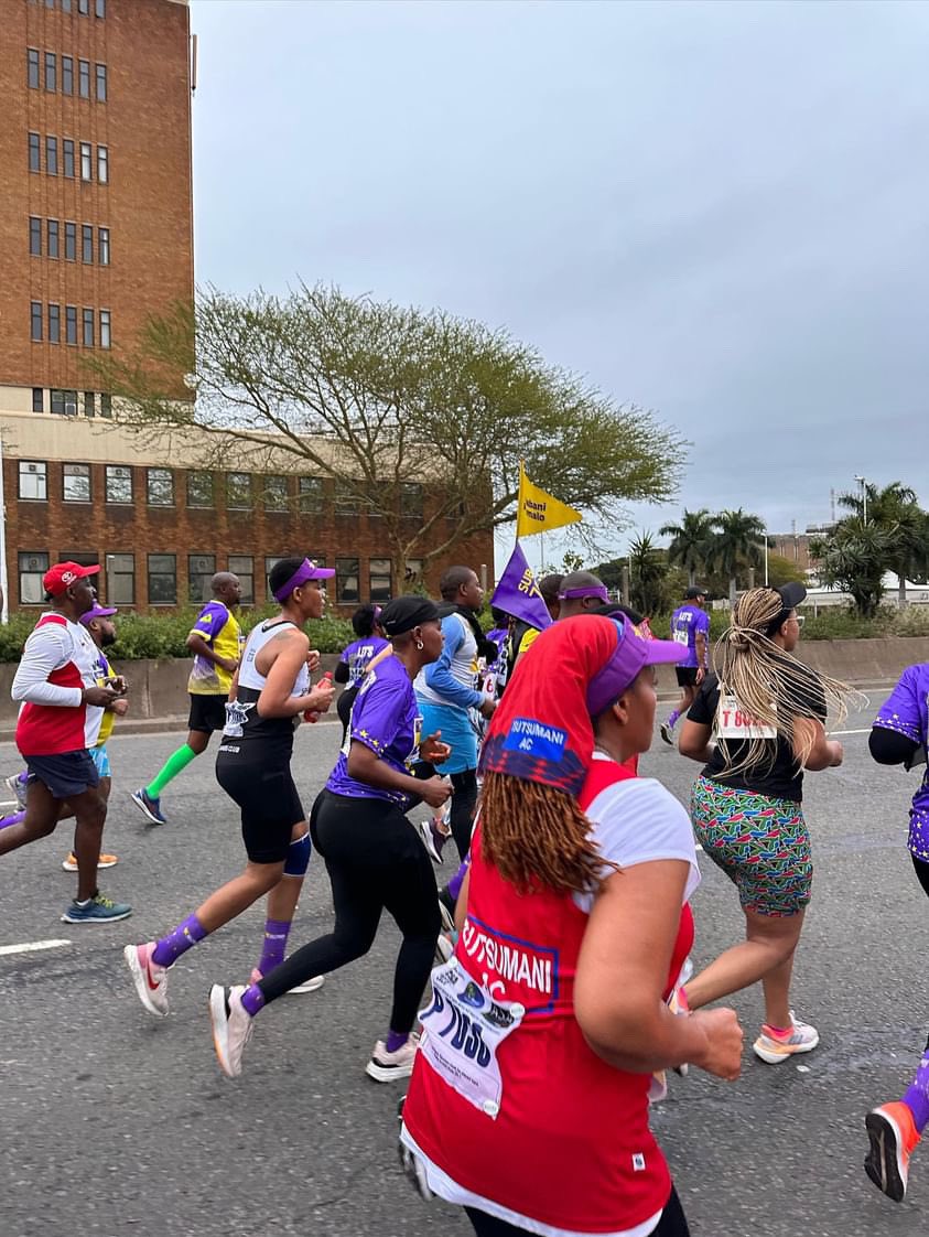 This bus was a vibe!!! 70 min 🤩 (Especially when I was about to give up at the 8km mark and someone held my hand 🫠) 

📸: @FitMasi 

#HollywoodbetsDurban10km #HWB10km #Asigijime 
#ownraceownpaceownlane 
#FetchYourBody2023  #IChoose2BActive #RunningWithTumiSole