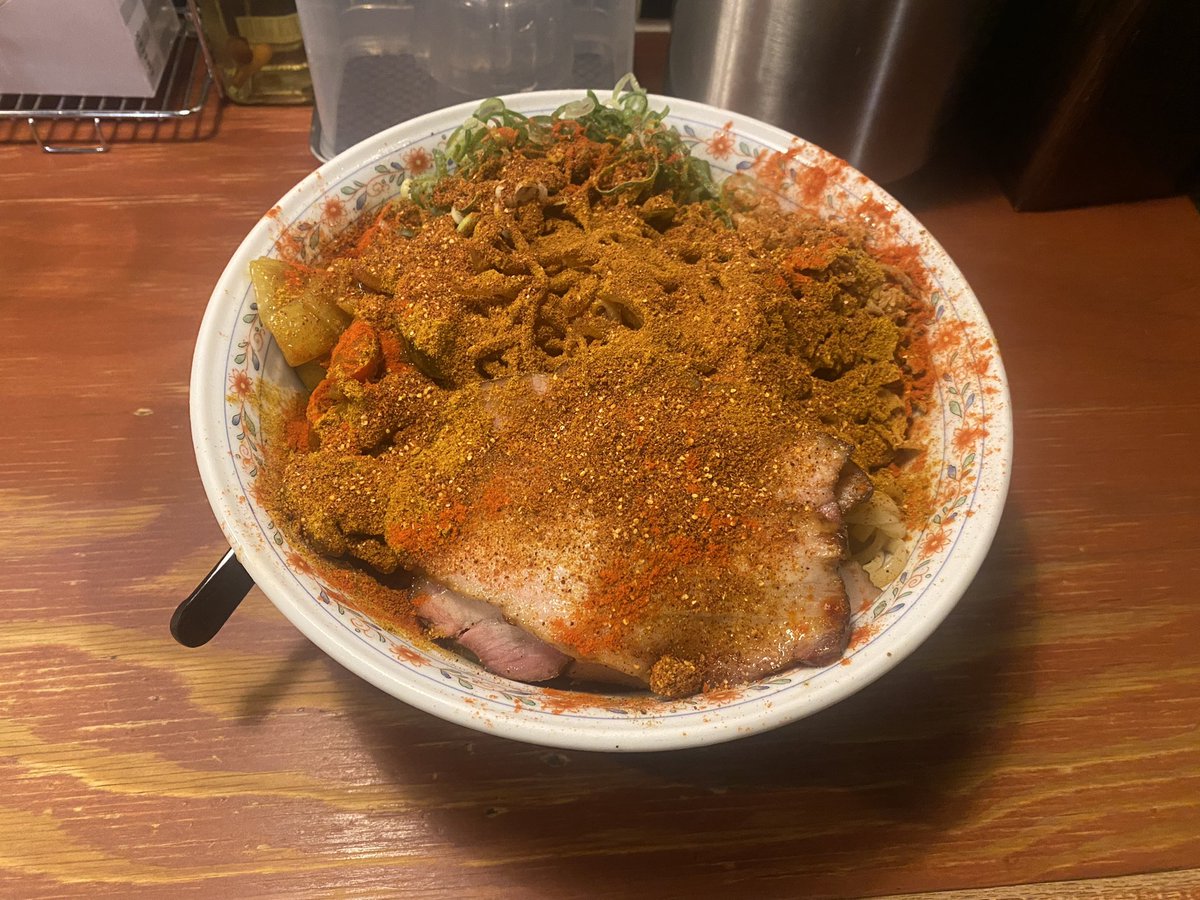 今日は大好きメニュー狙い撃ち
#頑固麺 さん
ひんやりつるつる麺に
スパイシーなカレー
自家製ベーコンたっぷり
野菜もたっぷり
ボリューム満点でうま😍
腹パンパン大満足🎶
いつもありがとうございました😊