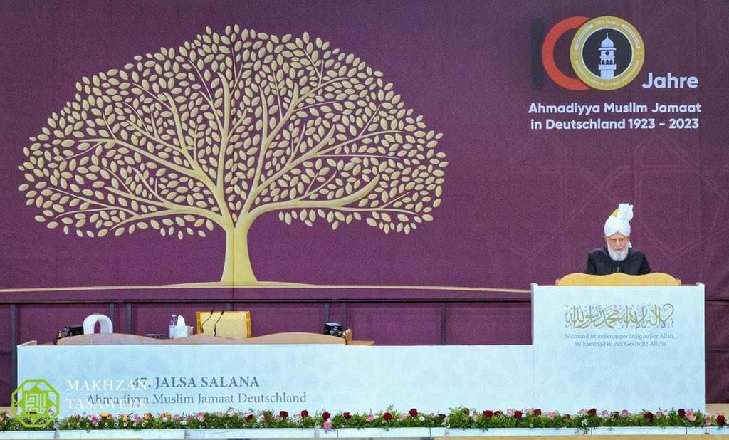 makhzanteam's tweet photo. Hazrat Khalifatul Masih V (aba) addresses members of Lajna Imaillah on the second day of Jalsa Salana Germany - Stuttgart, Germany — 2nd September 2023
#jalsaconnect #jalsagermany #KaliflnDeutschland #CaliphlnGermany https://t.co/PYo7cQ1ELG