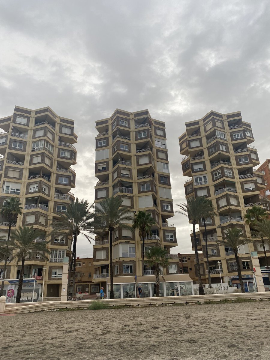 VitoresMas's tweet photo. Ver estos dos edificios uno al lado del otro, una lección rápida del impacto de la buena y la mala arquitectura. https://t.co/nnYEJp70gh