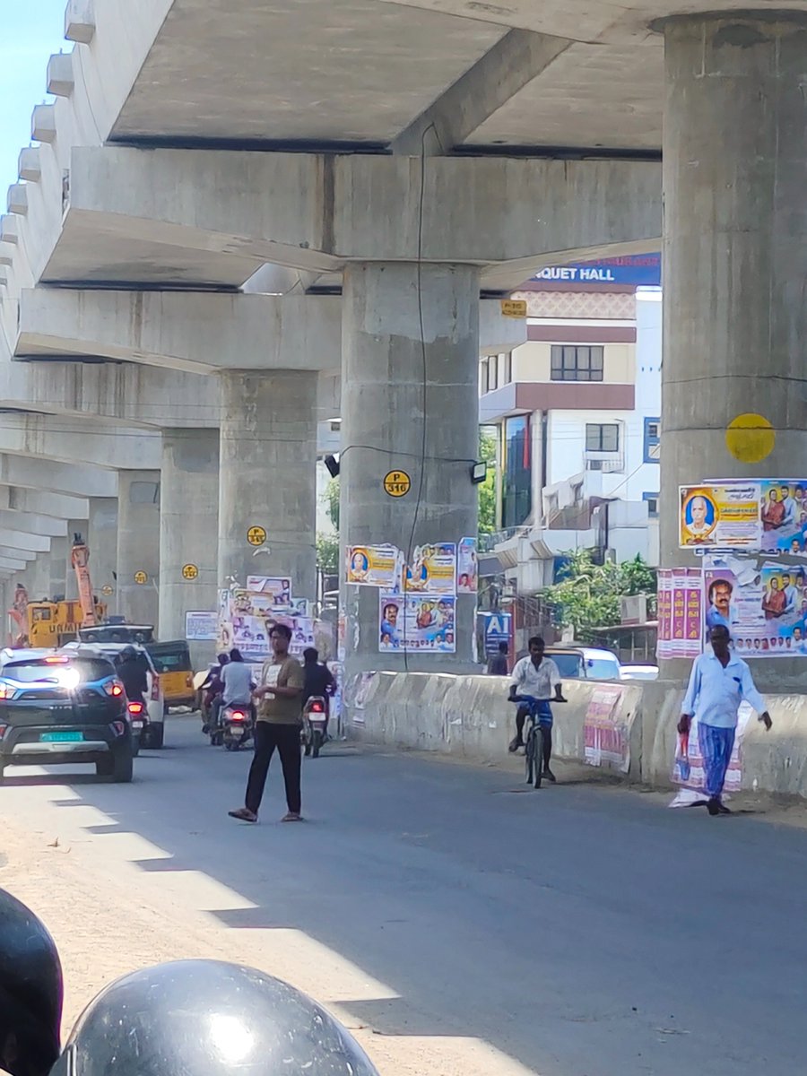 @cmrlofficial  failed to control the poster menace in phase 2 line 4 corridor.Almost all pillars from porur- poonamallee stretch has posters.Dont know what is wrong with the people of these area.@chennaicorp #singarachennai2.0
Loc: mount poonamallee road near srmc