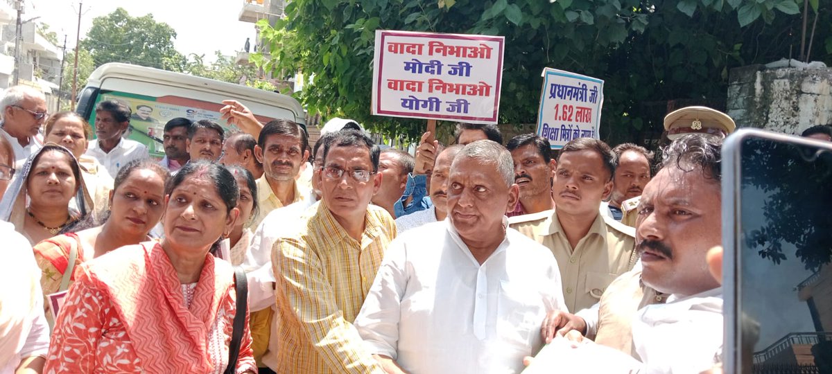 आज शिक्षा मित्र सांसद के आवास पर जाकर अपने अधिकार के मांग लेकर यूपी में सासंद के घर पहुंचे है, सांसद देवेंद्र प्रताप भोले को जाकर अपना मांग पत्र दिया