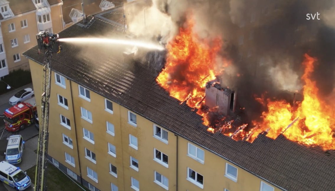 FredrikKarrholm's tweet photo. Misstänkt sprängattentat i Norrköping i natt. 150 personer evakuerade. Åtta personer har skadats, skriver Expressen. Tacksam att det hittills inte finns uppgifter om att någon omkommit.

I år har det inträffat fler bombdåd än under hela förra året. Vi har en inre säkerhetskris. https://t.co/QVvF0BKaE8