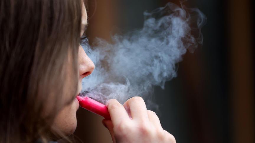 CerfiaFR's tweet photo. 🚨🇫🇷 FLASH I Le gouvernement va interdire les cigarettes électroniques jetables « #puffs », « qui donnent des mauvaises habitudes aux jeunes » d’après Elisabeth #Borne. https://t.co/oKki5aJZDb