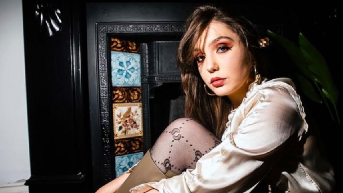 NewsBoxerDotCom's tweet photo. British singer-songwriter Faye Fantarrow passes away aged 21
https://t.co/d8waBHJ37A
#british #britishsinger #songwriter #fayefantarrow #music #internationalsinger #england #news #newsboxer #newsupdate #internationalnews https://t.co/1qqD6AK7Xc