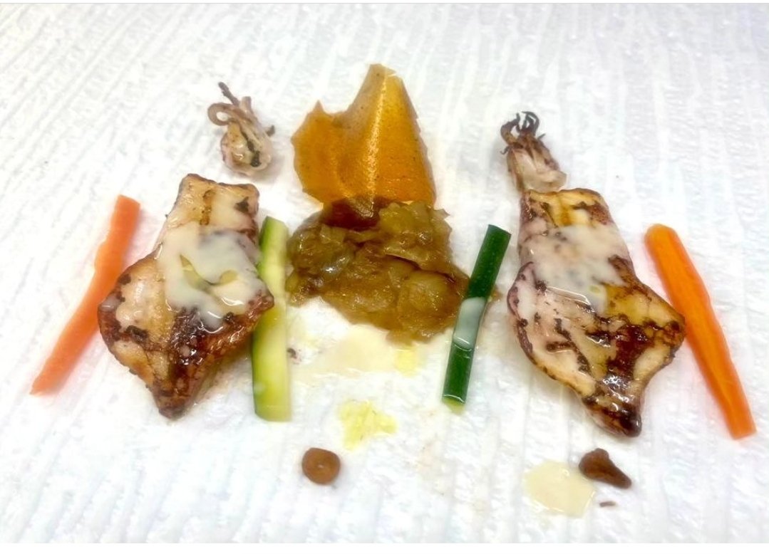 Vuelta de vacaciones con este plato de temporada. 
Chipirones de anzuelo , cebolleta caramelizada y jugo de vino fino Jerez Sherry