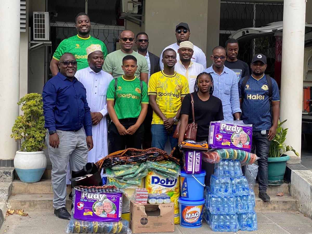 “Zamani tulikuwa tunaambiwa mashabiki wa Yanga ni wengi kuliko Simba. Sijawahi kuwa na uhakika na hili mpaka sasa. Ninachojua ni kwamba mashabiki wa Yanga wanaipenda zaidi timu yao kuliko mashabiki wa Simba wanavyoipenda timu yao.”

- Edo Kumwembe LEGEND.